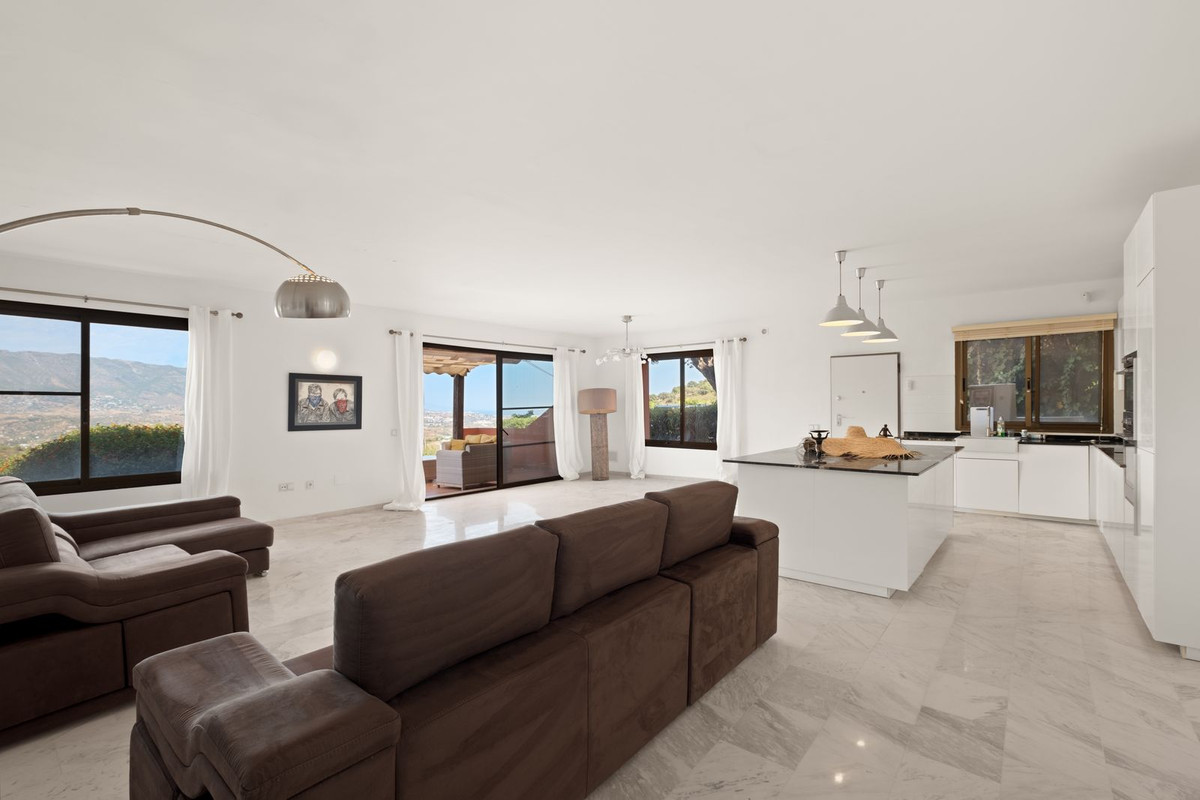 Апартамент за продажба в La Mairena, Marbella