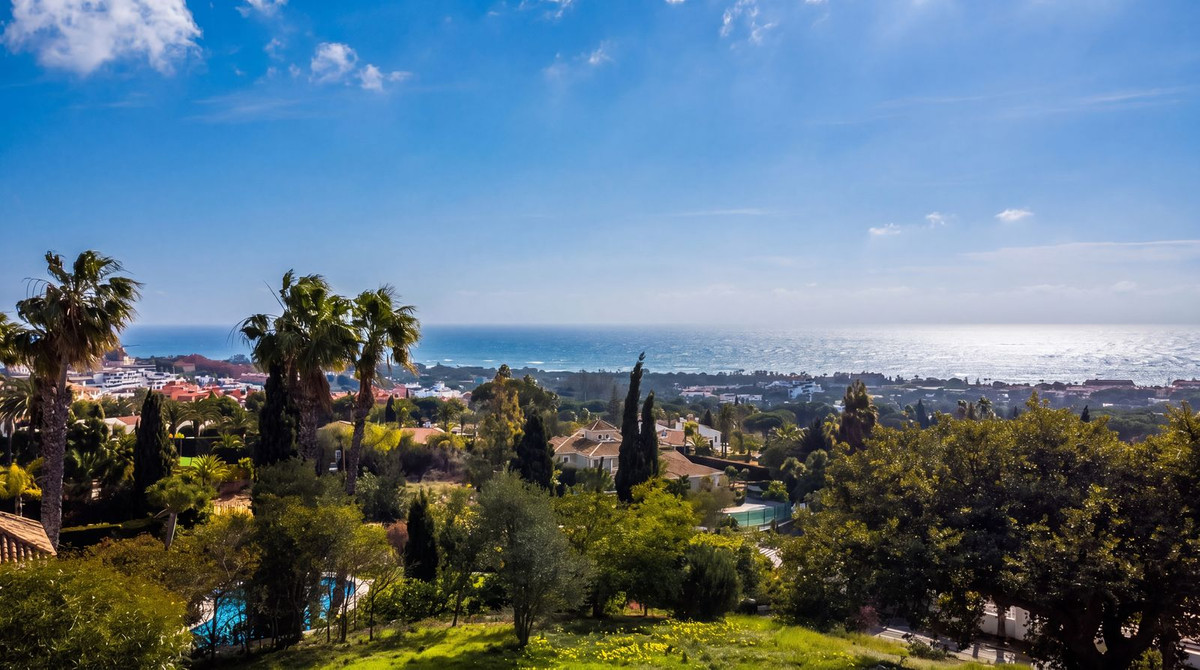 Парцел за продажба в Las Chapas, Marbella