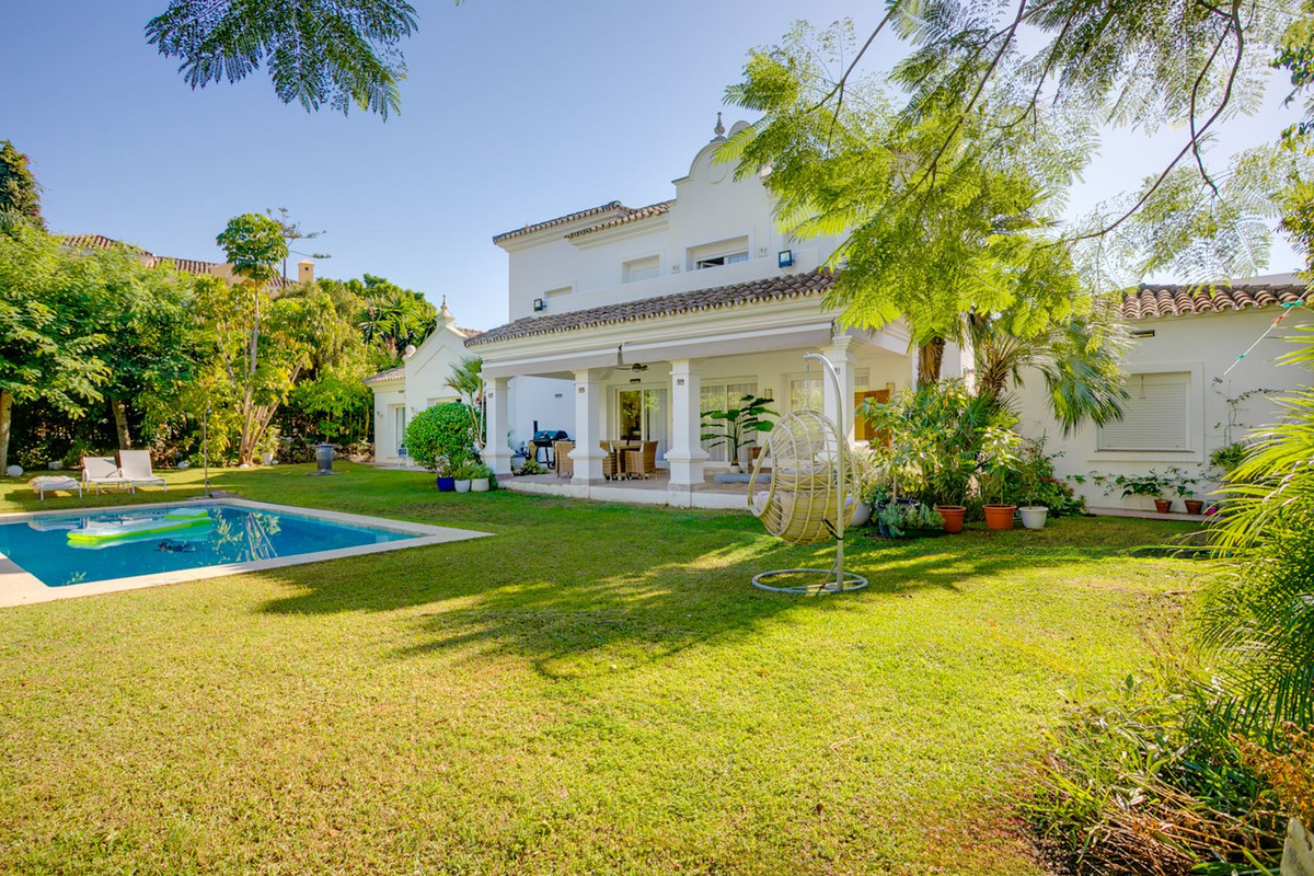 Villa for Sale in El Paraiso, Estepona