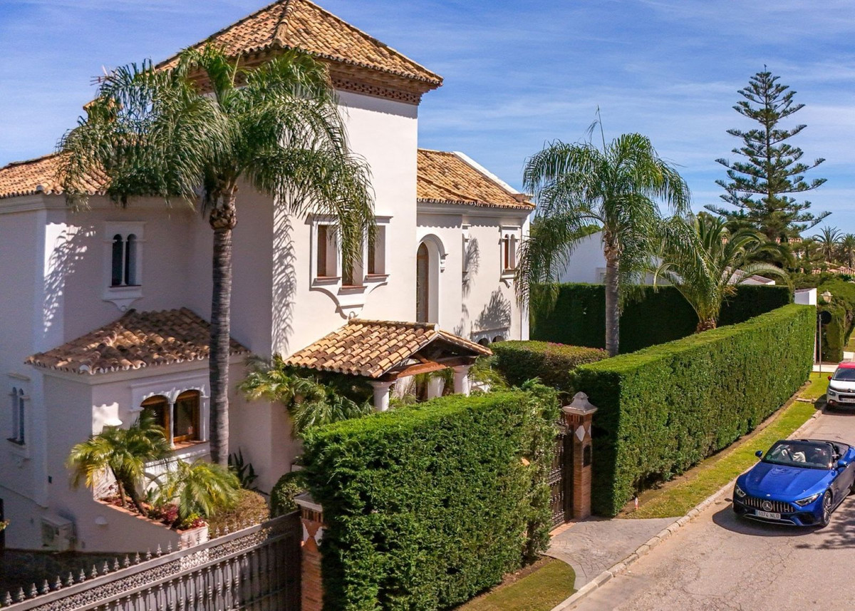 Villa til salgs i Atalaya, Estepona