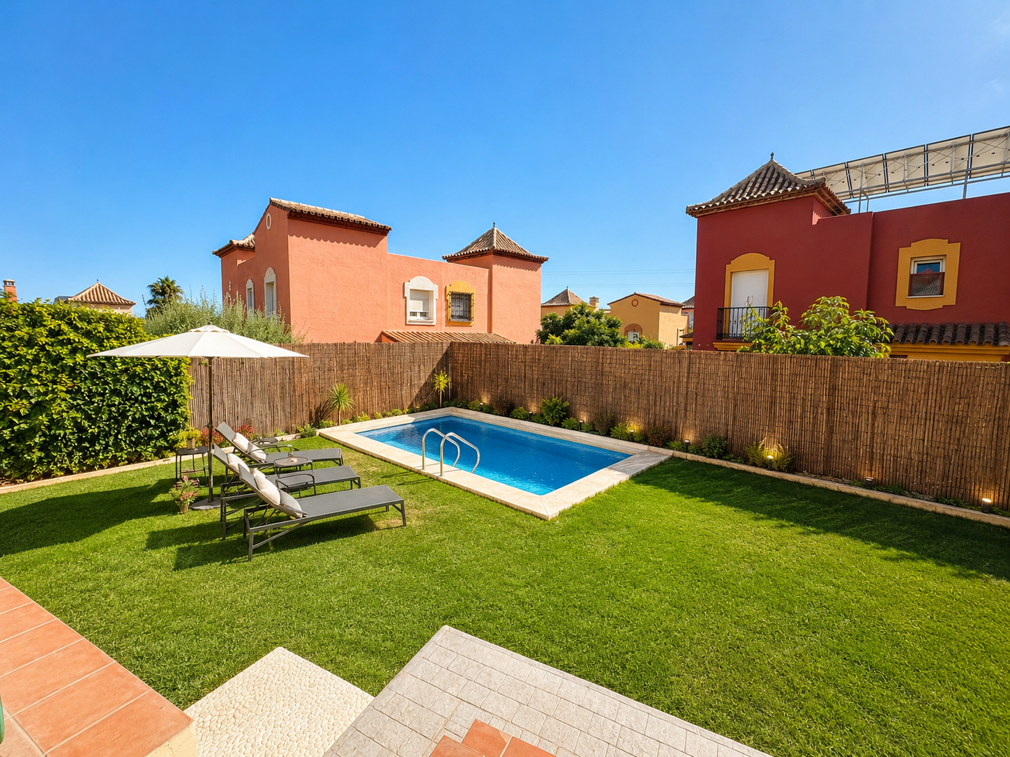 Villa til salg i Rio Real, Marbella