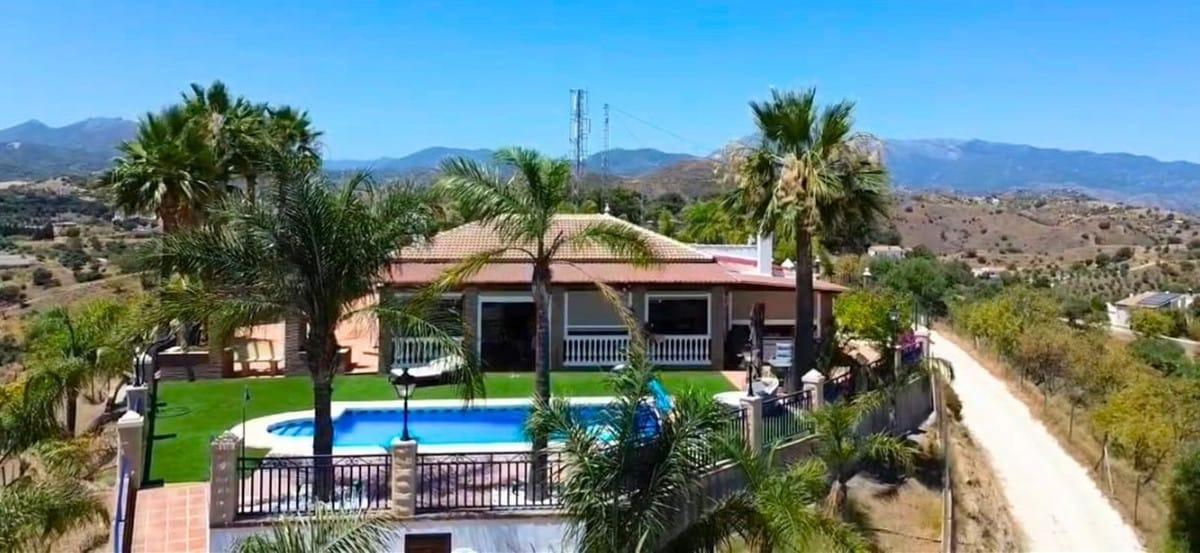 Villa for Sale in Coin