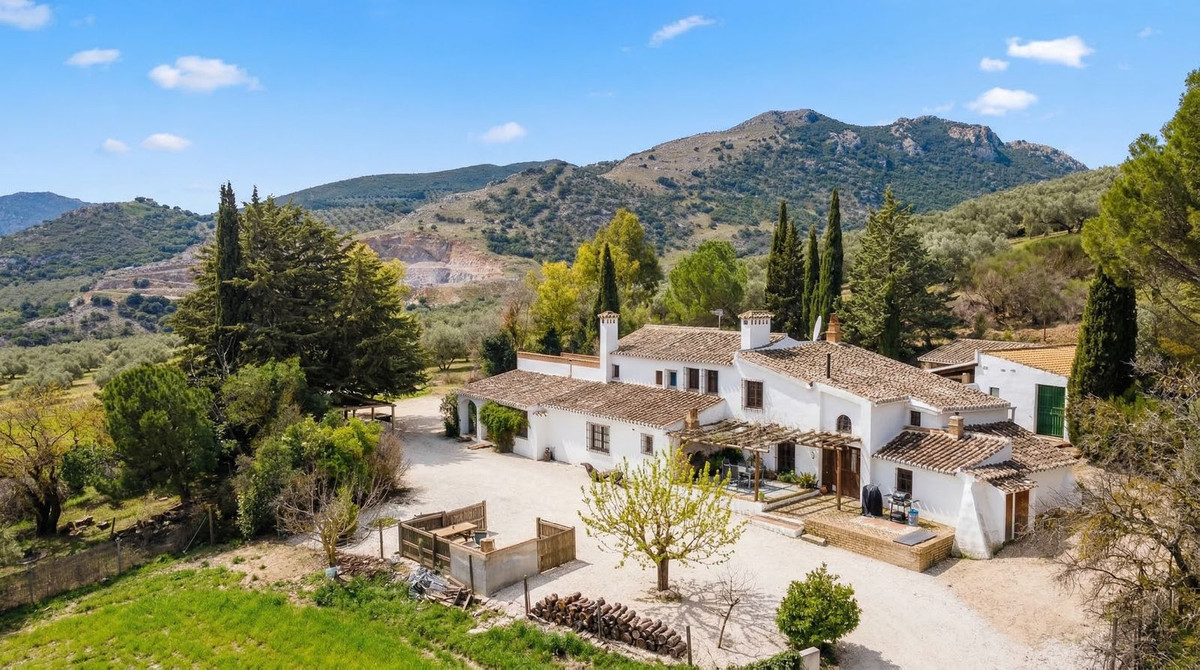 6 Bedroom Country house in Villanueva del Rosario