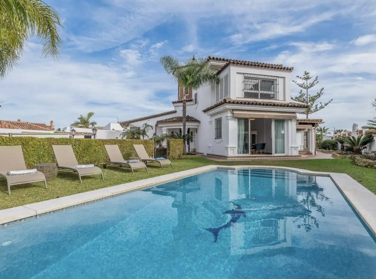 Casa en alquiler en Las Chapas, Marbella