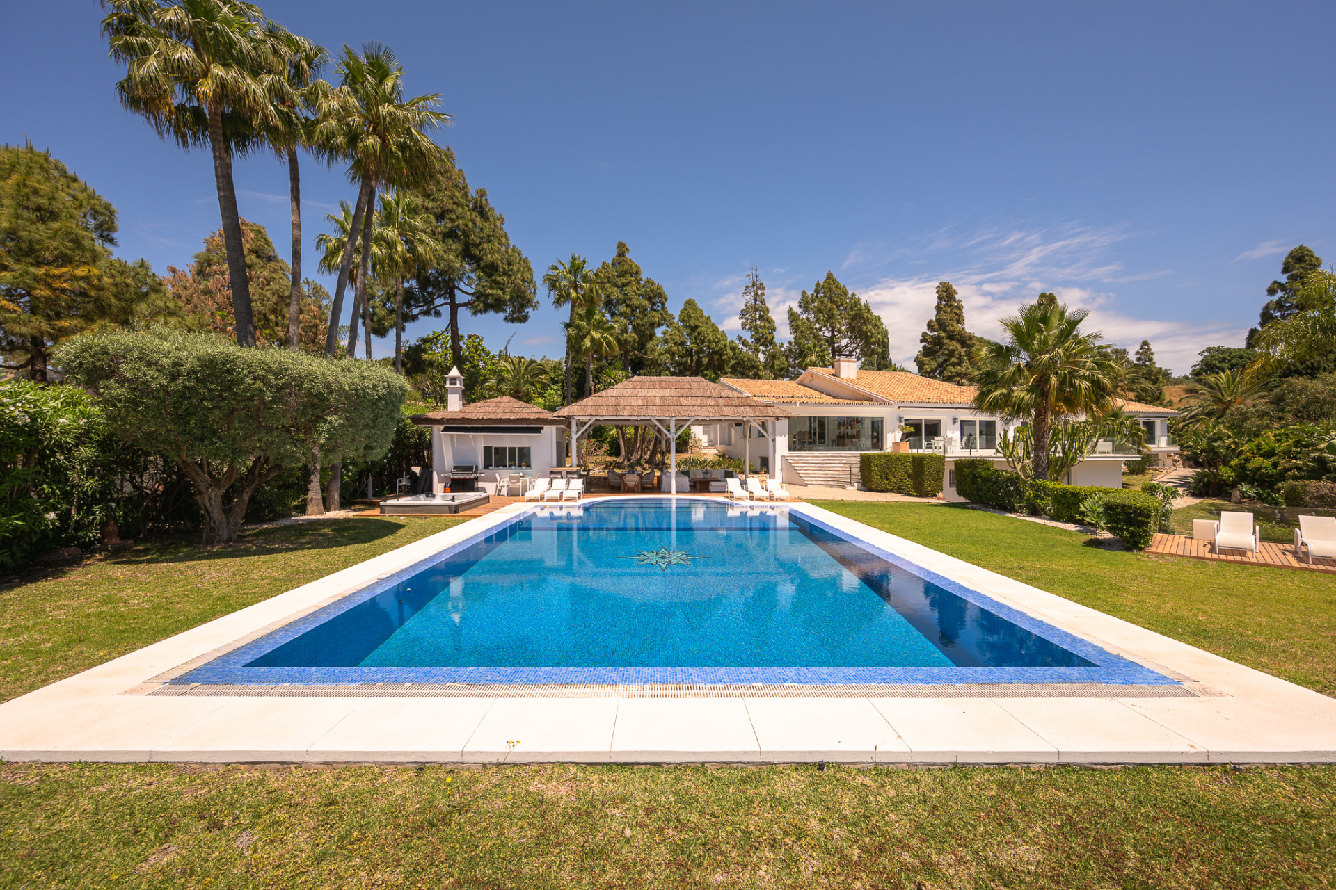 Villa till salu i Las Chapas, Marbella