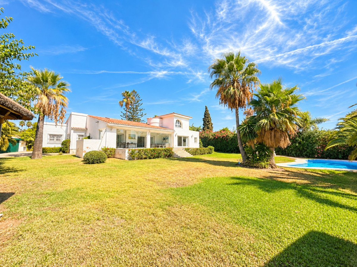 Βίλα προς πώληση σε El Paraiso, Estepona
