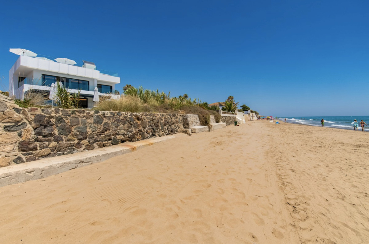 Villa zum Verkauf in Costabella, Marbella