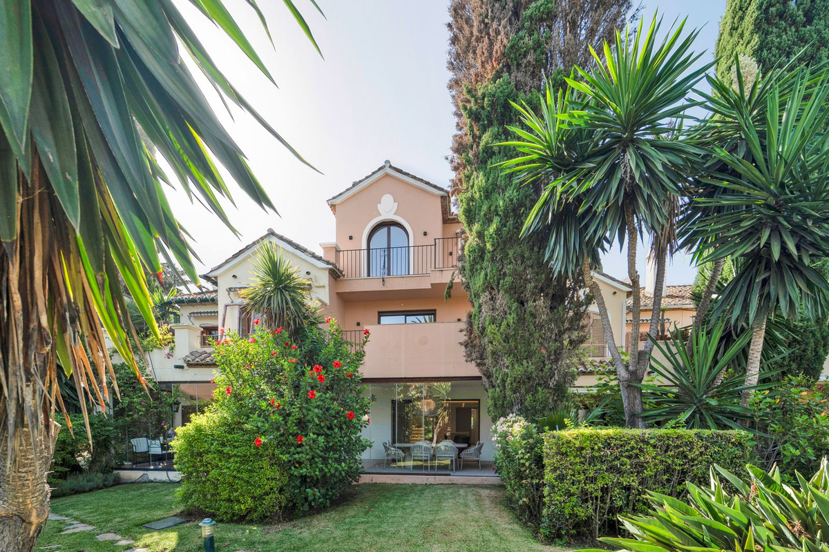 Casa Adosada en venta en Nueva Milla de Oro, Estepona