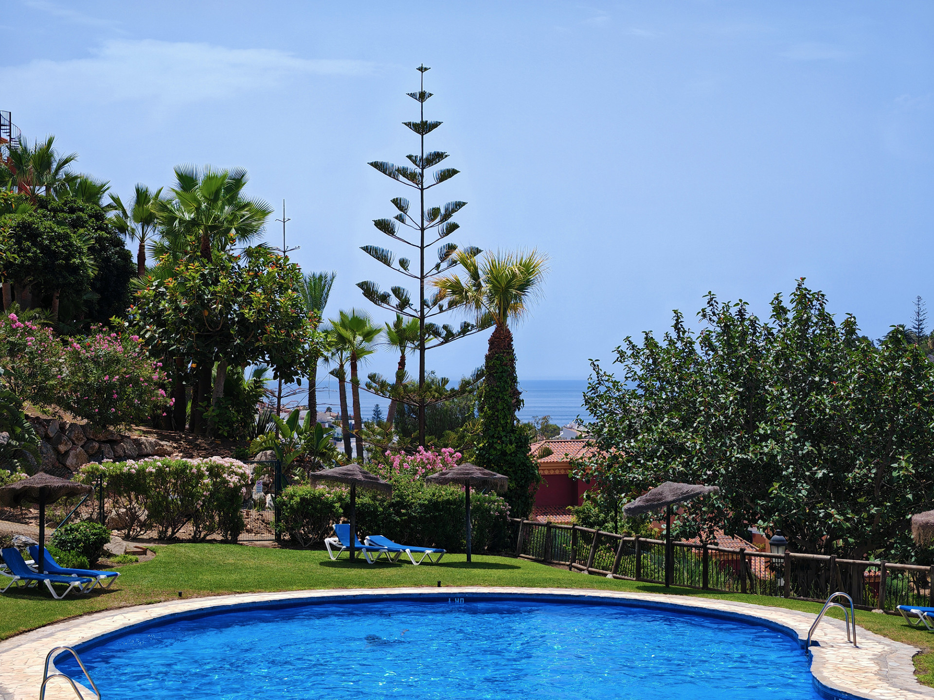 Lägenhet till salu i Las Chapas, Marbella