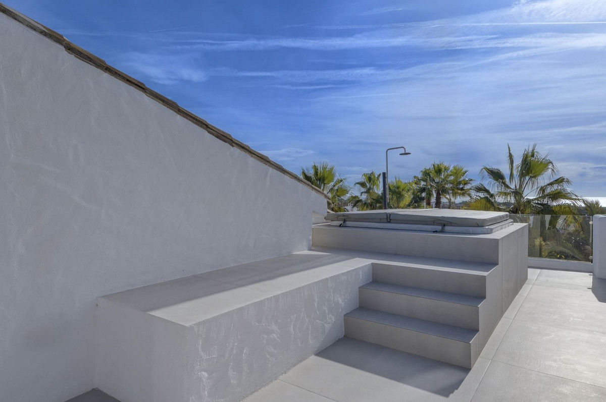 Kattohuoneisto myytävänä kohteessa El Paraiso, Estepona
