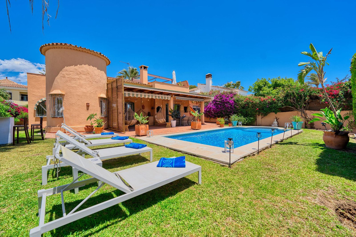 Casa en venta en El Rosario, Marbella