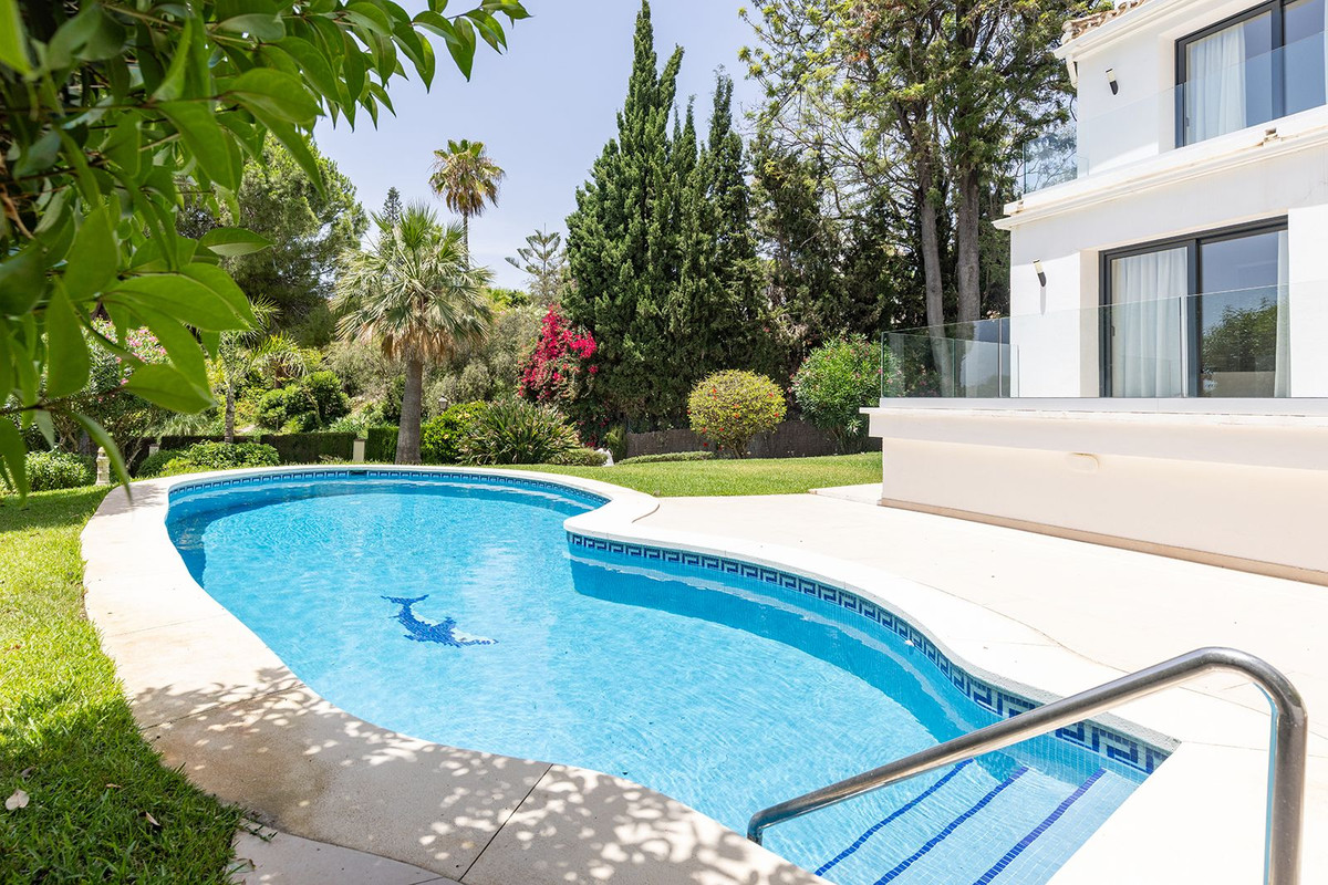Villa til salgs i Las Chapas, Marbella