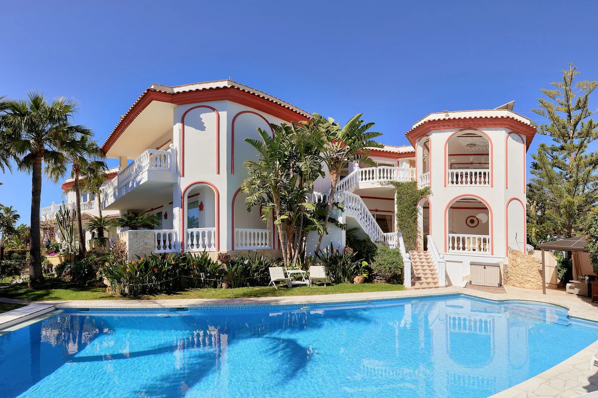 Villa till salu i Las Chapas, Marbella